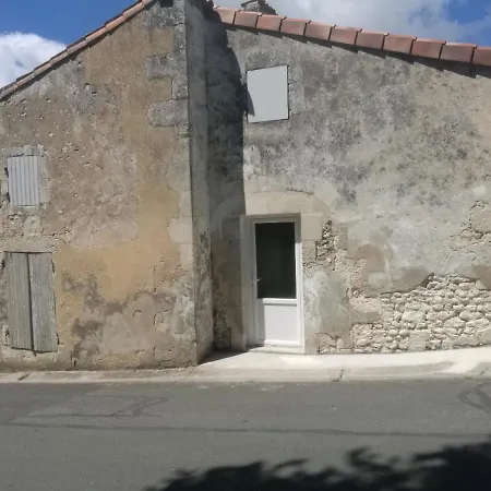 Le Logis Des Juliats Apartment Saint-Seurin-d'Uzet